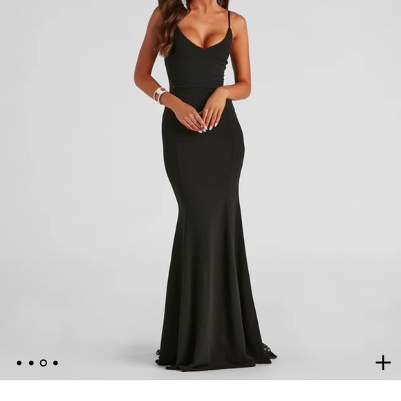 Dress with Train and lace cut outs - Picture 4 of 7